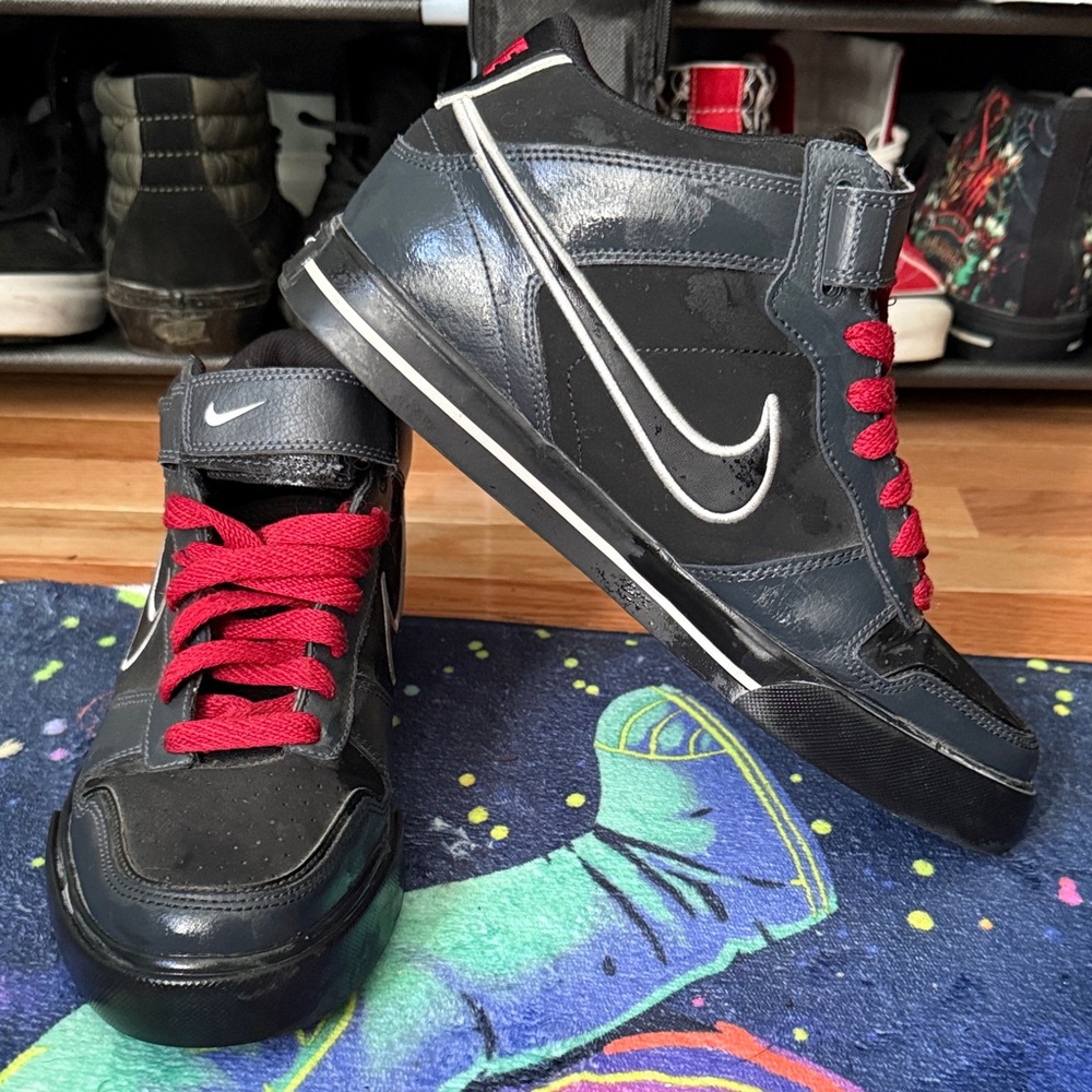Nike Men's Black and Red Sneakers